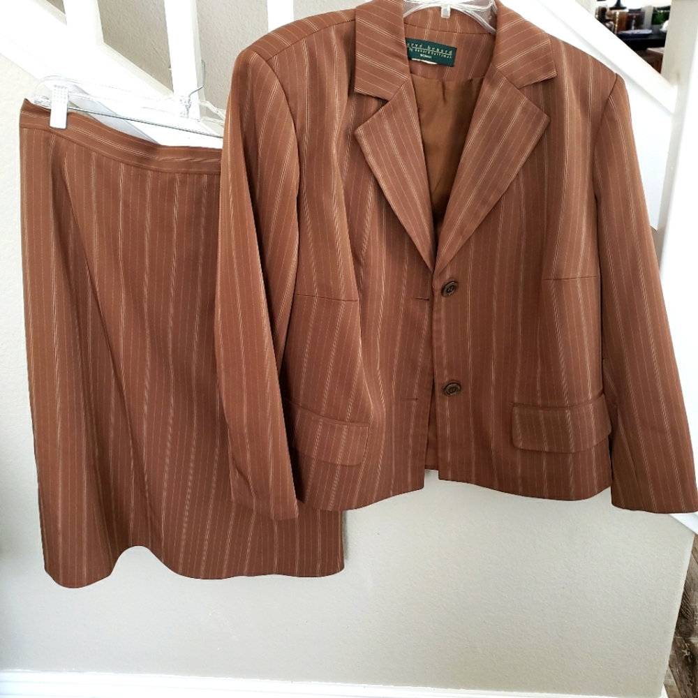 Womens skirt suit